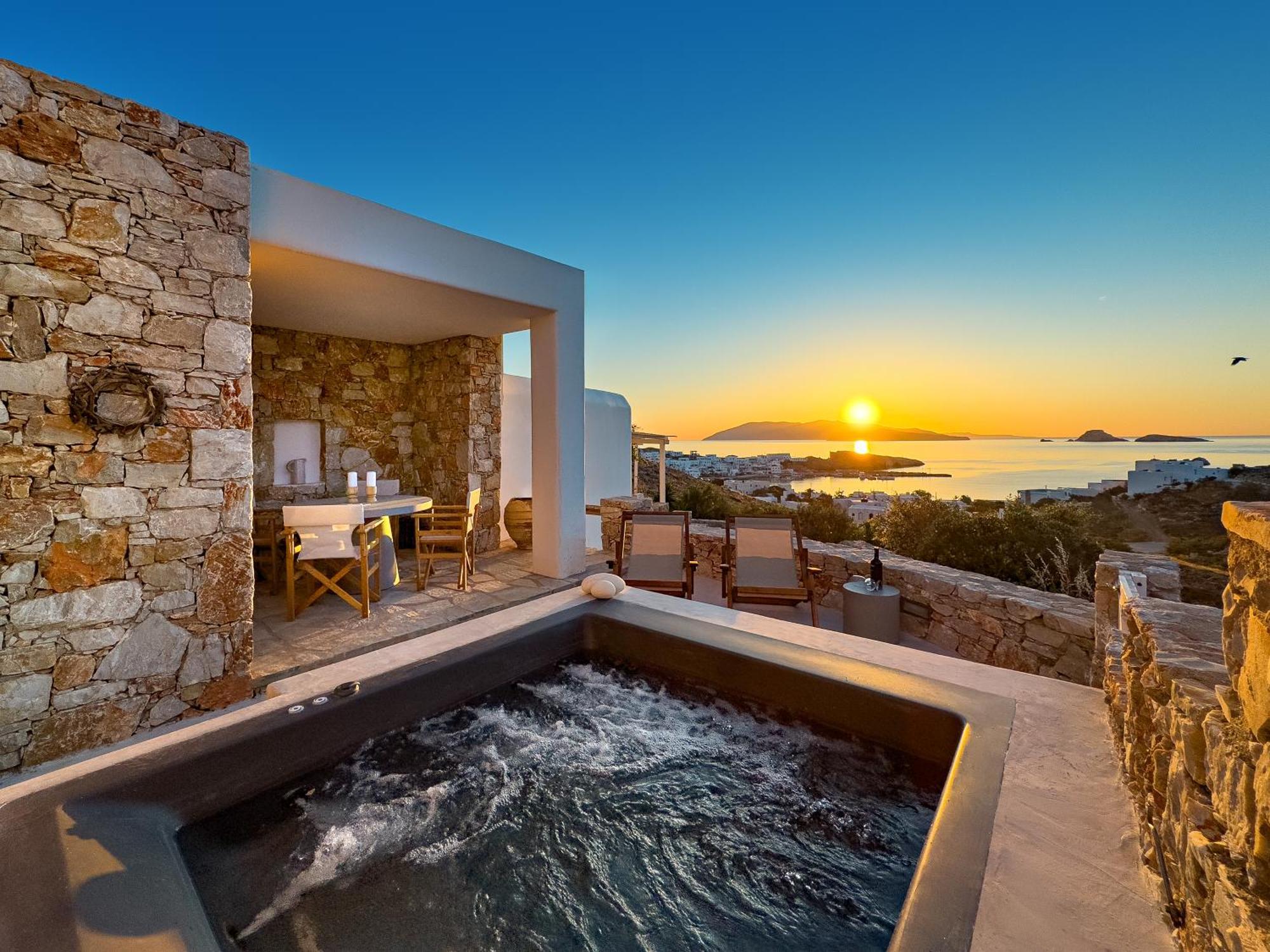 Sirokos Karavostasis (Folegandros)