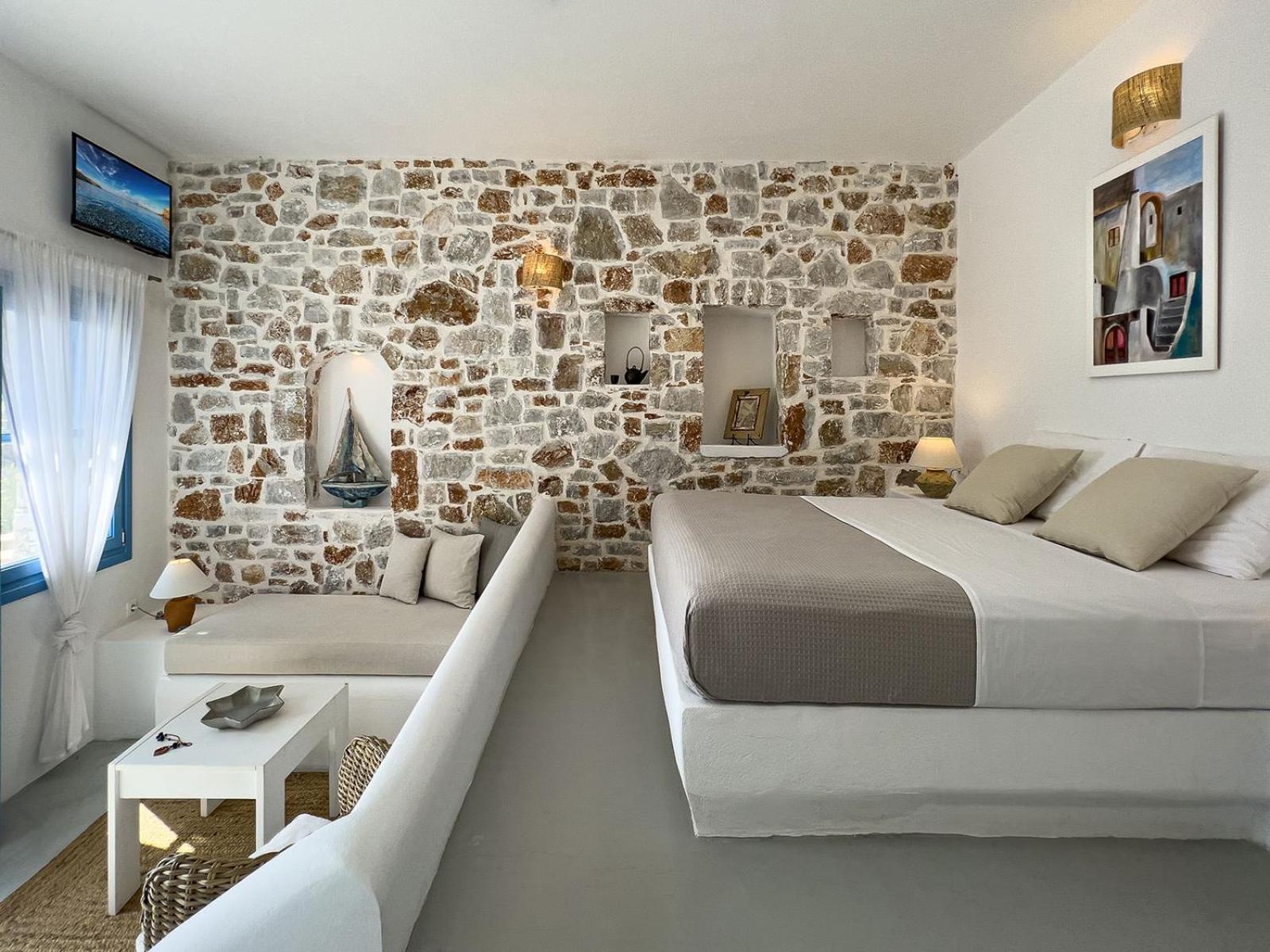 Sirokos * Karavostasis (Folegandros)