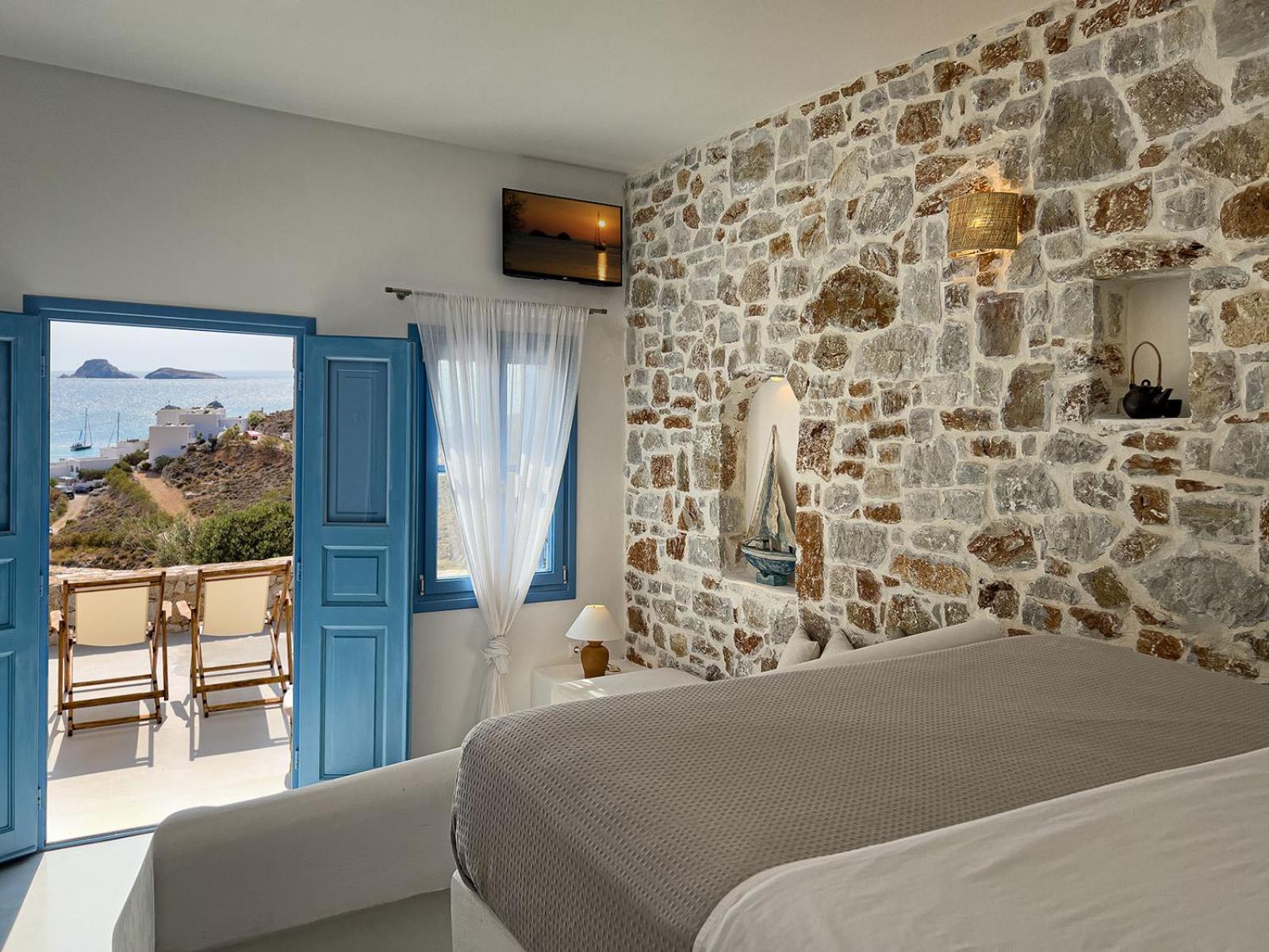 Sirokos Karavostasis (Folegandros)